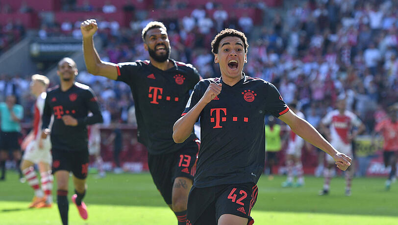 Hauptsache Jubeln, egal wie: Jamal Musiala ergab sich nach seinem Meistertreffer gänzlich dem Moment und der Atmosphäre. Hauptsache Jubeln, egal wie: Jamal Musiala ergab sich nach seinem Meistertreffer gänzlich dem Moment und der Atmosphäre.