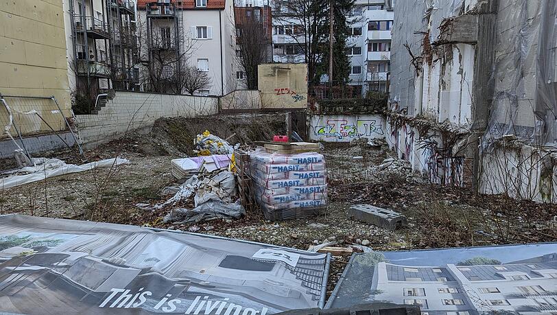 Nach dem Abriss des Vorgängerbaus liegt das Grundstück an der Falkenstraße 21 seit Jahren brach. Nach dem Abriss des Vorgängerbaus liegt das Grundstück an der Falkenstraße 21 seit Jahren brach.
