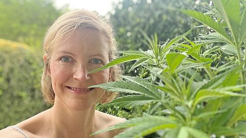 Politik-Redakteurin Heidi Geyer mit einer ihrer beiden Pflanzen. Bis zur Blüte dauert es noch.