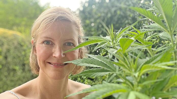 Politik-Redakteurin Heidi Geyer mit einer ihrer beiden Pflanzen. Bis zur Blüte dauert es noch.