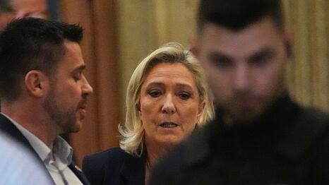 Auch in Berufung fordert die Anklage, Le Pen zeitweise das passive Wahlrecht zu entziehen. (Archivbild)