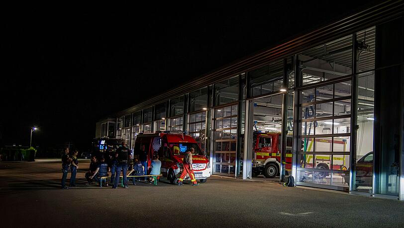 Einsatzkr&auml;fte treffen sich vor der Feuerwehrwache in Preetz.