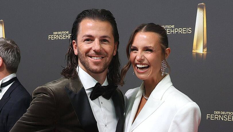 Riccardo Basile und Laura Wontorra beim Deutschen Fernsehpreis.