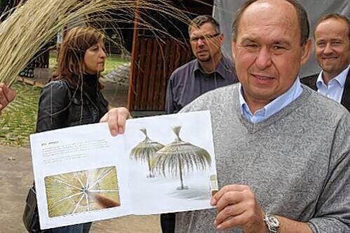 Lorenz Kalb zeigt, wie cool die Oase auf der Insel Schütt werden soll.