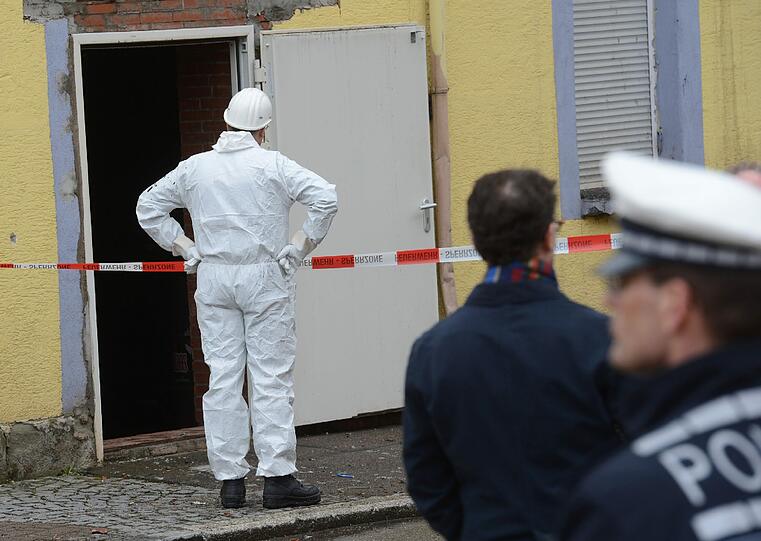 Mittlerweile sind Ermittler damit beschäftigt, die genauen Hintergründe für den verheerenden Großbrand in Backnang bei Stuttgart zu ermitteln, bei dem acht Menschen ums Leben kamen. Die Bilder.
