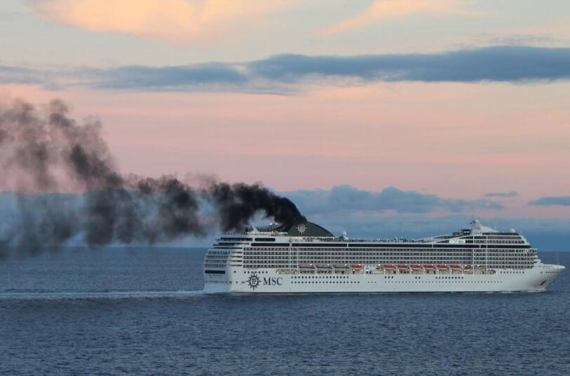 Eine schwarze Rauchwolke zieht dieses Kreuzfahrtschiff hinter sich her