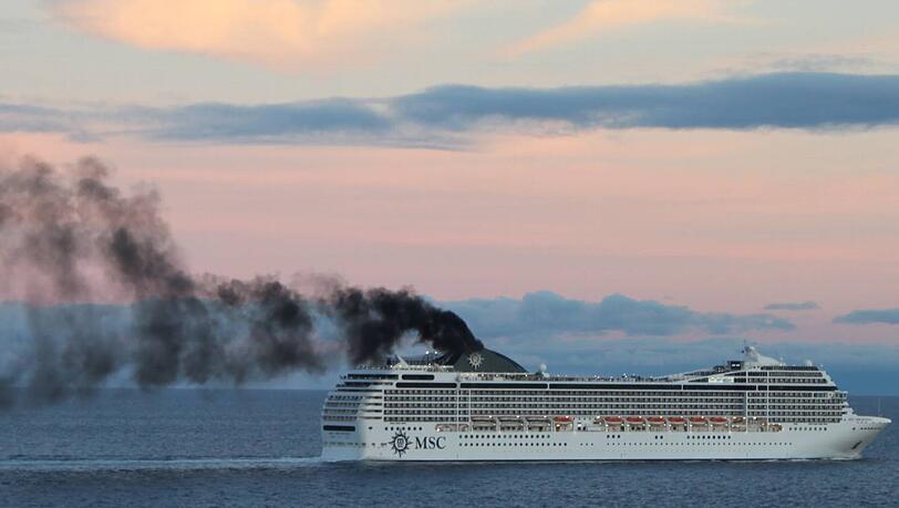 Eine schwarze Rauchwolke zieht dieses Kreuzfahrtschiff hinter sich her Eine schwarze Rauchwolke zieht dieses Kreuzfahrtschiff hinter sich her