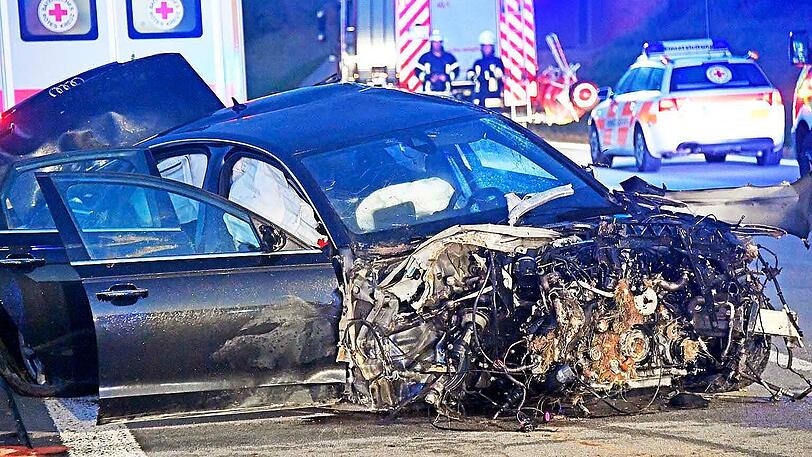 Abgerissene Motorhaube und Vorderrad, umherfliegende Fahrzeugteile - der Audi hat sich mehrfach überschlagen, bevor er zum Stehen kam.