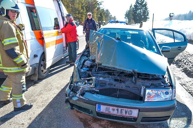 Bei einem Unfall mit einer Kutsche auf der Leutascher Straße in Reith bei Seefeld wurden vier Menschen verletzt. Die Bilder vom Unfallort.