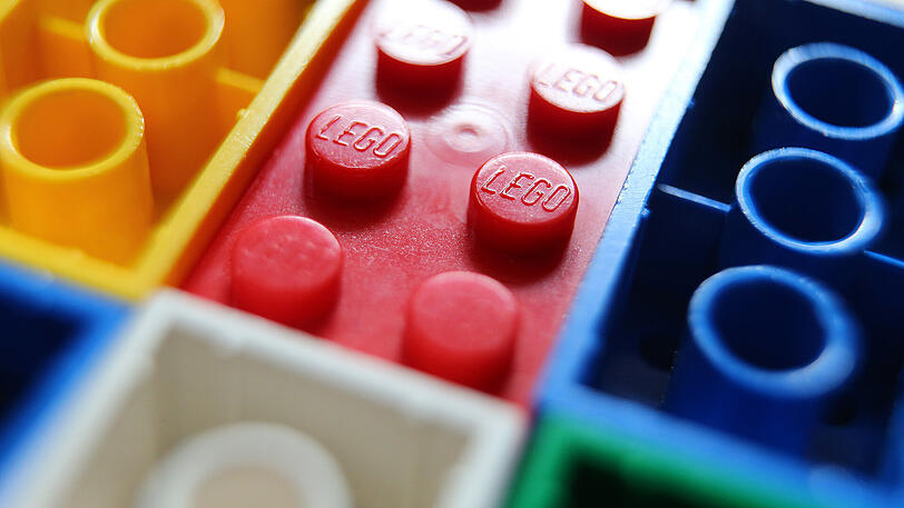 Lego &ndash; Mit Lego-Steinen kann man bekanntlich gut spielen &ndash; und genau das sagt der Name auch aus. Denn der setzt sich aus den beiden dänischen Worten "leg godt" zusammen, die übersetzt schlicht "spiel gut" bedeuten.