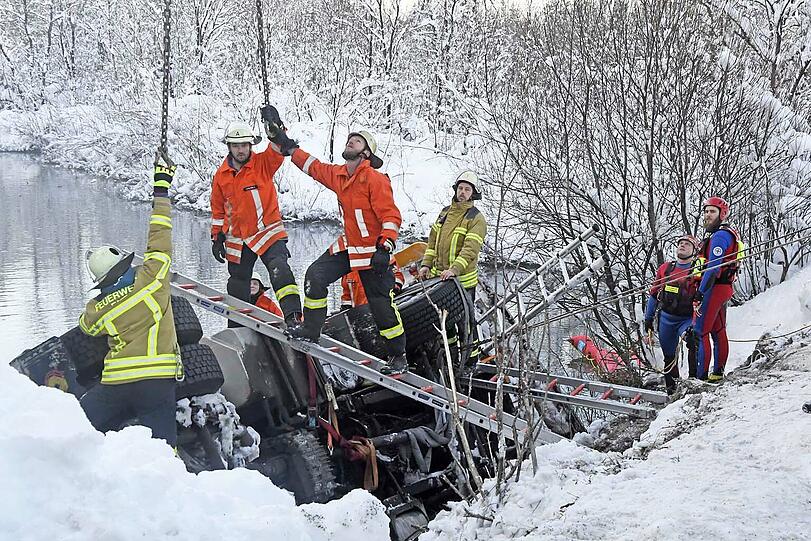 Dramatische Rettungsaktion nach einem Unfall auf der Bundesstraße 307 bei Fall-Vorderriß.