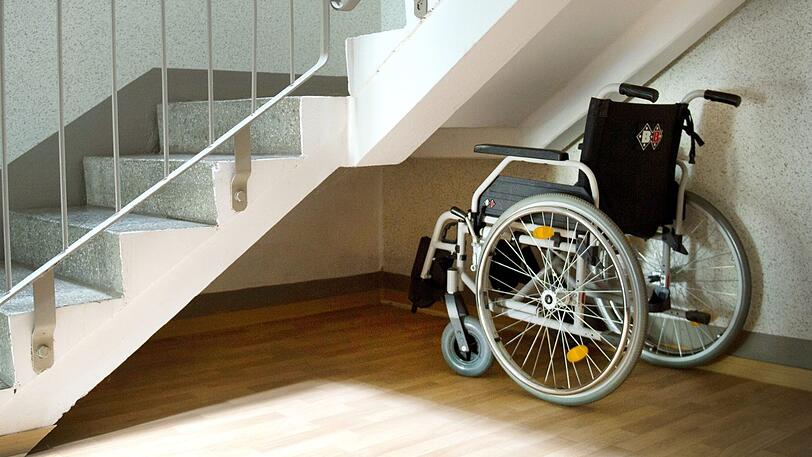 Ein 86-jähriger Rollstuhlfahrer kam durch einen tragischen Arbeitsunfall ums Leben. (Symbolfoto)