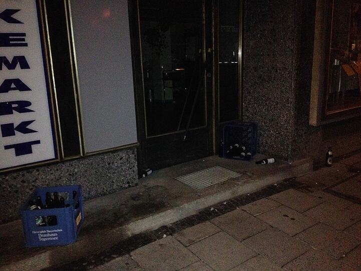 Bierflaschen, leere Kästen, eine Lederjacke: Was war vor dem Getränkemarkt in der Theresienstraße los?