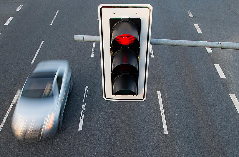 Die Polizei geht davon aus, dass der Lkw-Fahrer unaufmerksam war und deswegen die rote Ampel übersehen hat. (Symbolbild)