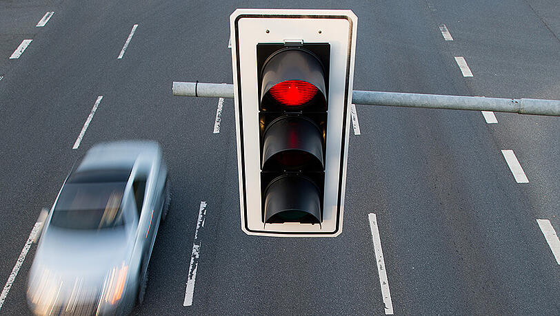 Die Polizei geht davon aus, dass der Lkw-Fahrer unaufmerksam war und deswegen die rote Ampel übersehen hat. (Symbolbild)