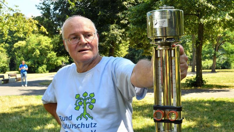 Richard Styr vom Bund-Naturschutz misst die Temperatur über einer Wiese. Foto: Berny Meyer Richard Styr vom Bund-Naturschutz misst die Temperatur über einer Wiese. Foto: Berny Meyer