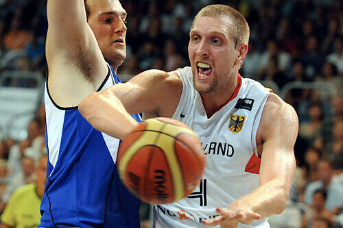 Kurze Haare, lange Reise: Superstar Dirk Nowitzki bei der Olympia-Generalprobe gegen Finnland.