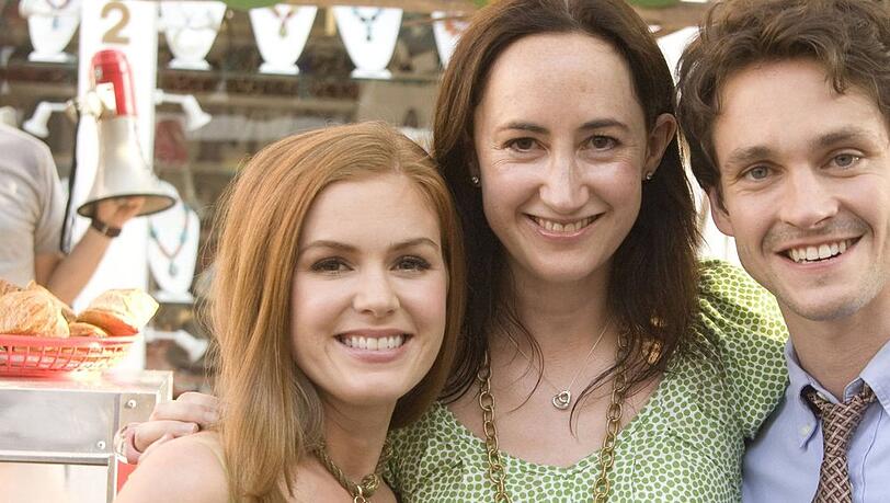 Schauspielerin Isla Fisher (l.) und Autorin Sophie Kinsella am Rande der Dreharbeiten zur Romanverfilmung "Shopaholic - Die Schnäppchenjägerin" ("Confessions of a Shopaholic", 2009). Schauspielerin Isla Fisher (l.) und Autorin Sophie Kinsella am Rande der Dreharbeiten zur Romanverfilmung "Shopaholic - Die Schnäppchenjägerin" ("Confessions of a Shopaholic", 2009).