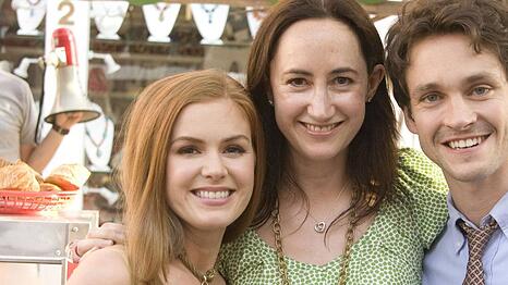 Schauspielerin Isla Fisher (l.) und Autorin Sophie Kinsella am Rande der Dreharbeiten zur Romanverfilmung "Shopaholic - Die Schn&auml;ppchenj&auml;gerin" ("Confessions of a Shopaholic", 2009).