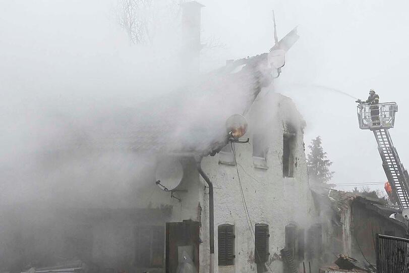 Im dichten Nebel k&auml;mpften am Mittwoch etwa 200 Einsatzkr&auml;fte von etwa 15 Feuerwehren gegen ein verheerendes Feuer auf einem Ein&ouml;dhof nahe dem Landhotel Hallnberg s&uuml;dlich von Walpertskirchen im Landkreis Erding.
