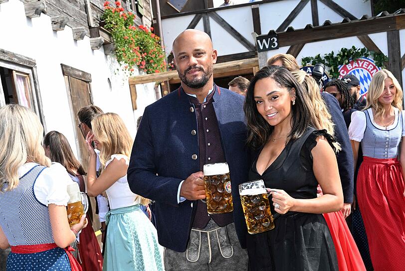 Bayern-Trainer Vincent Kompany mit seiner Frau Carla. Bayern-Trainer Vincent Kompany mit seiner Frau Carla.