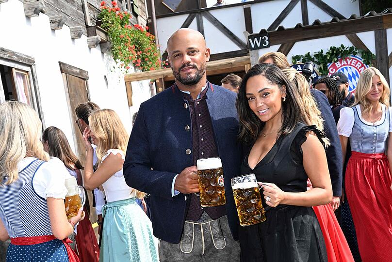 Bayern-Trainer Vincent Kompany mit seiner Frau Carla. Bayern-Trainer Vincent Kompany mit seiner Frau Carla.