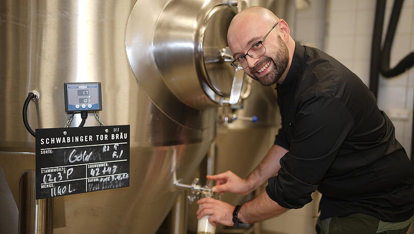 Braumeister Valentin Sch&ouml;ttke braut unter dem Andaz-Hotel frisches Bier.