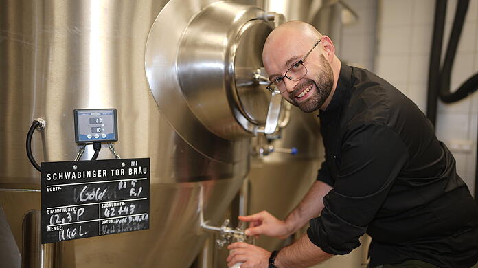 Braumeister Valentin Sch&ouml;ttke braut unter dem Andaz-Hotel frisches Bier.