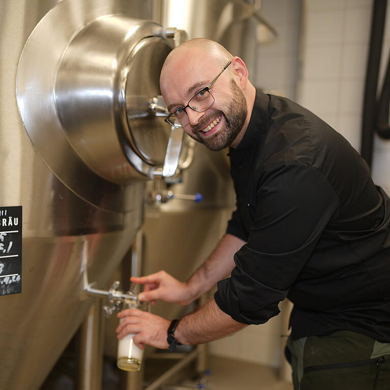 Braumeister Valentin Sch&ouml;ttke braut unter dem Andaz-Hotel frisches Bier.