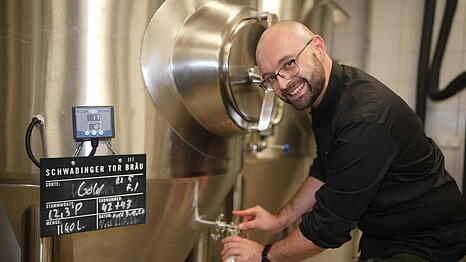 Braumeister Valentin Sch&ouml;ttke braut unter dem Andaz-Hotel frisches Bier.