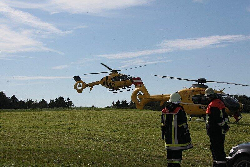 Drei Menschen tot, darunter ein 13-jähriger Junge, ein Kleinkind schwer verletzt: Zwei Autos waren bei einem Überholmanöver am Montagnachmittag frontal miteinander zusammengestoßen, wie die Polizei mitteilte. Die B20 war zunächst komplett gesperrt. Die Bilder vom schrecklichen Unfall.
