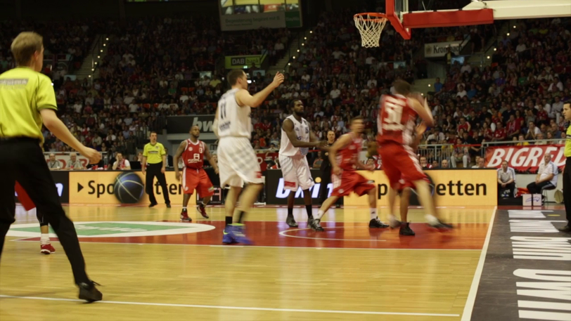 Irre Aktion beim Bayern-Basketball: Im Fanblock tauchen plötzlich große Uli-Hoeneß-Köpfe auf. Die Bilder von der Aktion.