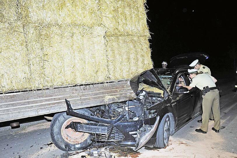 Hier war der sprichwörtliche Schutzengel am Werk: Der Fahrer dieses Unfallwagens konnte sich mit leichten Verletzungen selbst aus dem Wrack befreien.