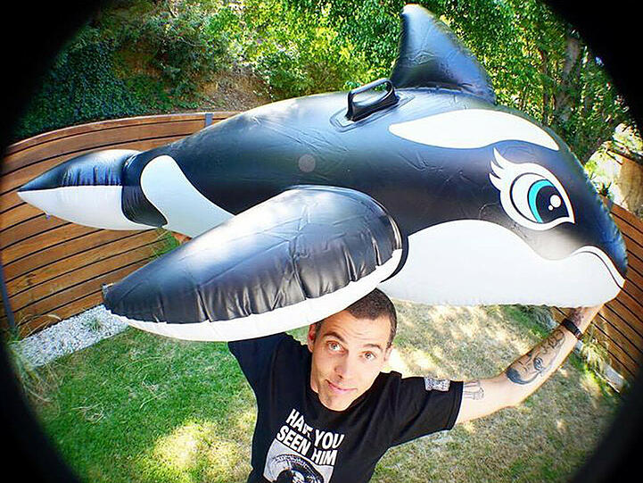 Für einen Protest gegen SeaWorld stieg Steve-O auf einen Kran