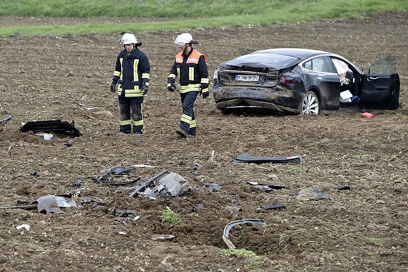 Der 100.000 Euro teure Tesla überschlug sich und blieb auf einem Acker liegen.