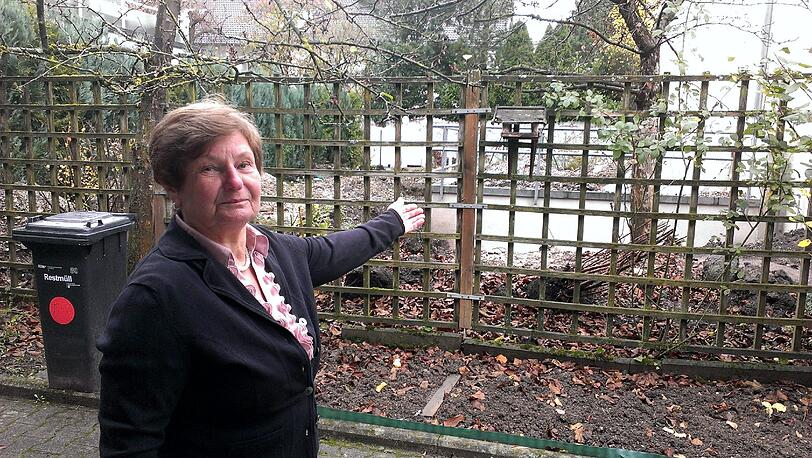 Anwohnerin Edith Kruschel zeigt auf den geplanten Kinderspielplatz - 3 Meter von ihrem Haus entfernt.