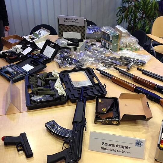 Vollautomatische Waffen, Pistolen, Deko-Waffen und kofferweise Munition. Der Schütze war ein Waffen-Narr.