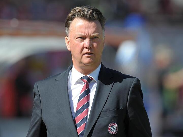 Der damalige Bayern-Trainer Louis van Gaal vor dem Spiel. Foto: David-Wolfgang Ebener/dpa