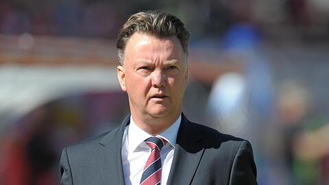 Der damalige Bayern-Trainer Louis van Gaal vor dem Spiel. Foto: David-Wolfgang Ebener/dpa