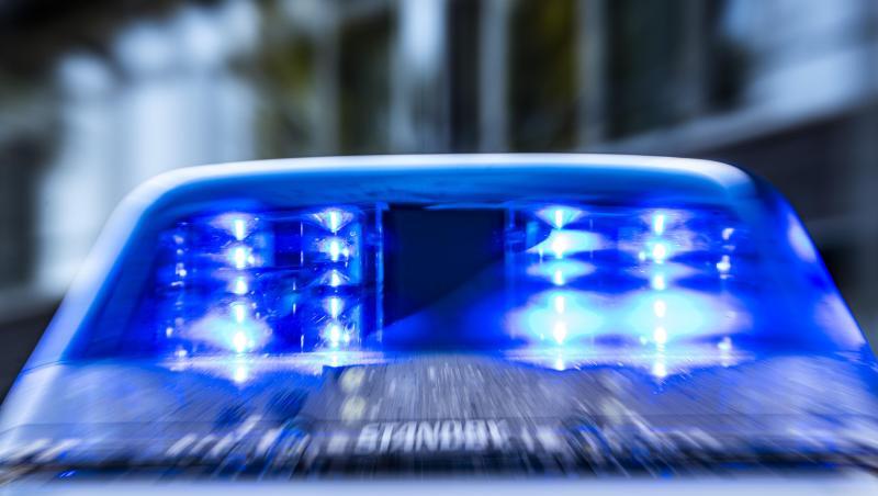 Das Blaulicht an einem Polizeiwagen blinkt.