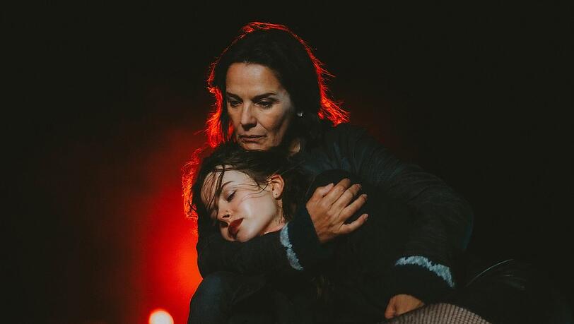 "Der Irland-Krimi: Mond über Galway": Cathrin Blake (Désirée Nosbusch) kümmert sich um Moon (Serena Kennedy).
