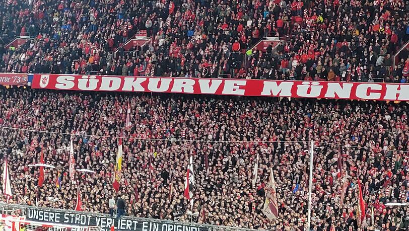 Die Südkurve gedenkt dem verstorbenen Andreas Brehme.