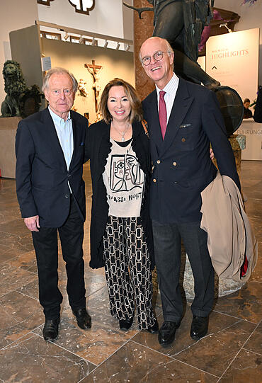 Adeliger Besuch bauf der Kunstmesse in München: Graf Christian von Pfuel, Sabina Frohwitter und Graf Joachim von Arnim.