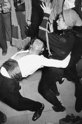 Völlig losgelöst: Ein Paar beim Fasching in den 50ern.