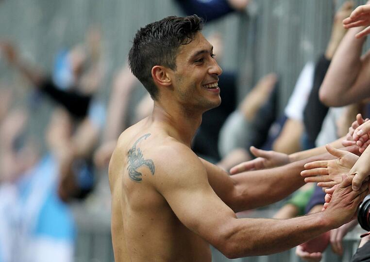 Malik Fathi klatscht die Fans ab.