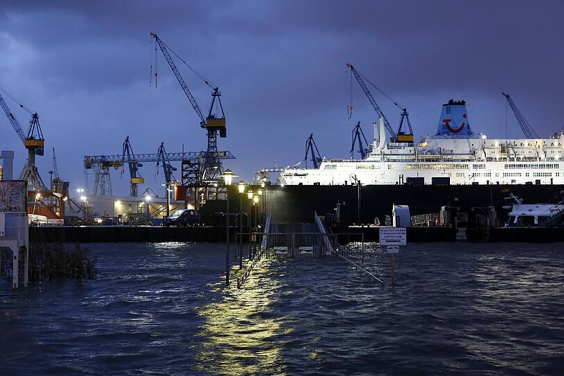 Der Hamburger Hafen steht unter Wasser