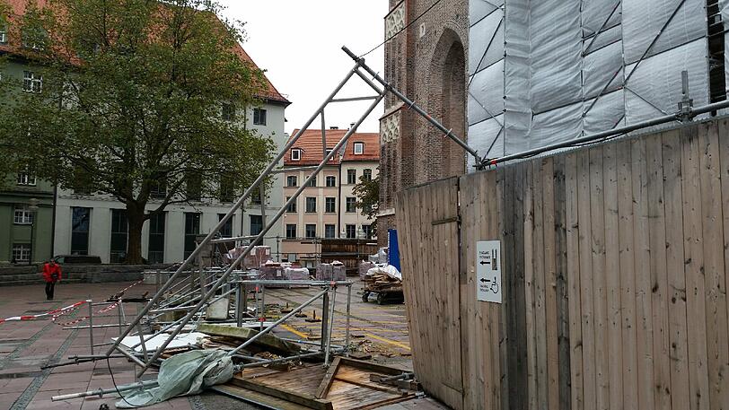 Sturmböen deckten das Turmdach der St. Anna-Kirche im Lehel ab. Der Gefahrenbereich um die Kirche wurde abgesperrt.