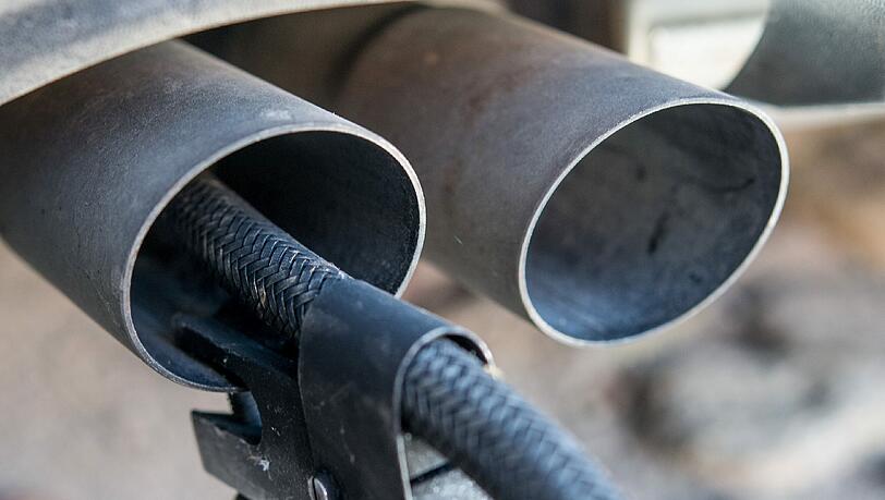 Ein Messschlauch eines Gerätes zur Abgasuntersuchung für Dieselmotoren steckt im Auspuffrohr eines VW Golf 2.0 TDI. Ein Messschlauch eines Gerätes zur Abgasuntersuchung für Dieselmotoren steckt im Auspuffrohr eines VW Golf 2.0 TDI.