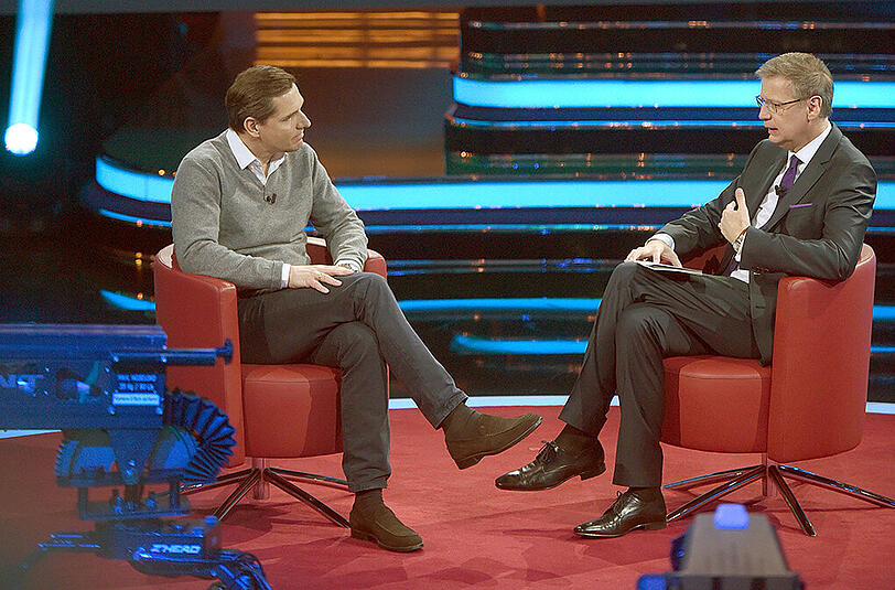 Westerwelles Ehemann Michael Mronz (l) unterhält sich mit Günther Jauch während des RTL-Jahresrückblicks 2015 "Menschen, Bilder, Emotionen".
