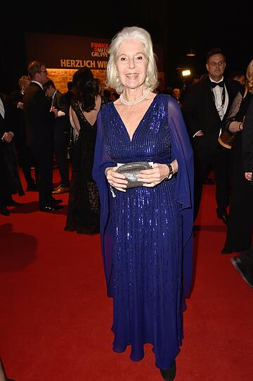 Top: Christiane Hörbiger in einem royalblauen Abendkleid mit Pailletten